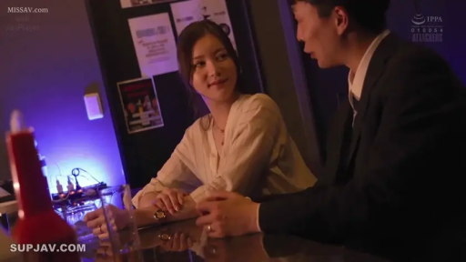 坐姿 · 交谈 · 中景 · 微笑 · 酒杯 · 衬衫 · 昏暗灯光 · 酒吧