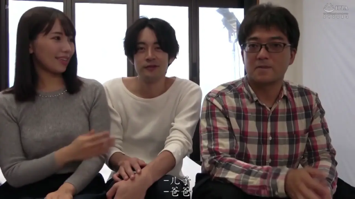 室内 · 坐姿 · 交谈 · 眼镜 · 中景 · 微笑 · 多人 · 休闲服