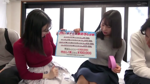 室内 · 坐姿 · 中景 · 自然 · 多人 · 常服 · 展示标牌 · 规则板