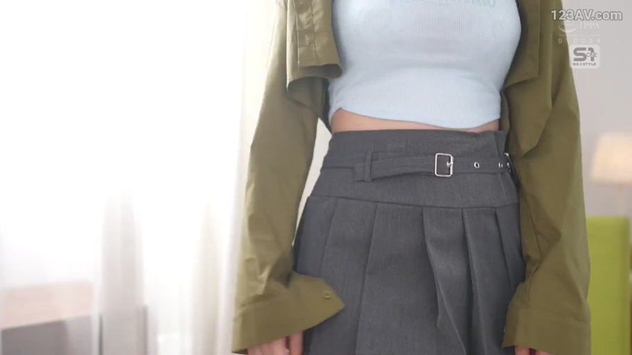 室内 · 中景 · 站姿 · 摆拍 · 微笑 · 短发 · 座椅 · 绿色夹克