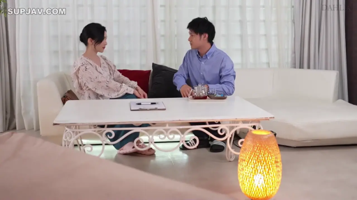 交谈 · 严肃 · 客厅 · 休闲装 · 剧情 · 远景 · 对坐 · 茶具