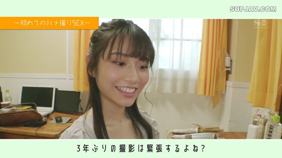 Indoor · Sitting Posture · 面部特写 · Gray top