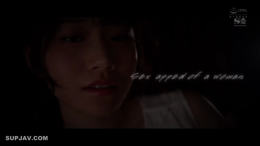 面部 · 暗室 · 白色背心 · 诱惑 · 凝视 · 昏暗 · 文字 · 正对