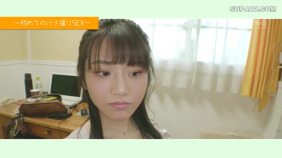 坐姿 · 忧郁 · 脸部 · 电脑 · 生活照 · 室内房间 · 静态 · 浅色上衣