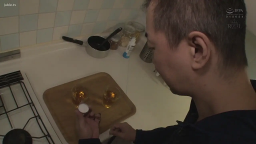 站立 · 全景 · 平靜 · 厨房 · 生活化 · 卫衣 · 灶台 · 调制饮品