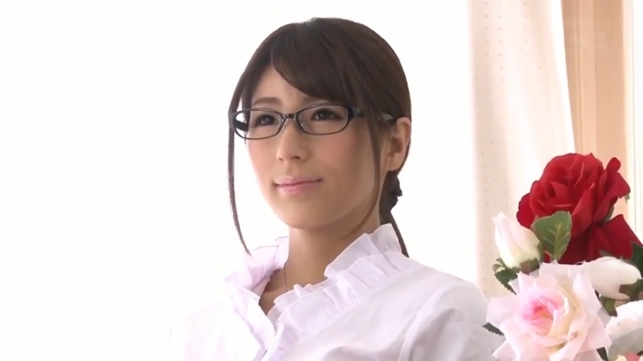 室内 · 面部 · 眼镜 · 微笑 · 注视 · 正面 · 亚洲女性 · 白色荷叶边衬衫