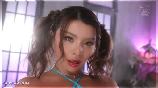 室內 · 臉部特寫 · 誘惑 · 雙馬尾 · 挑逗 · 藍色吊帶 · 正对镜头