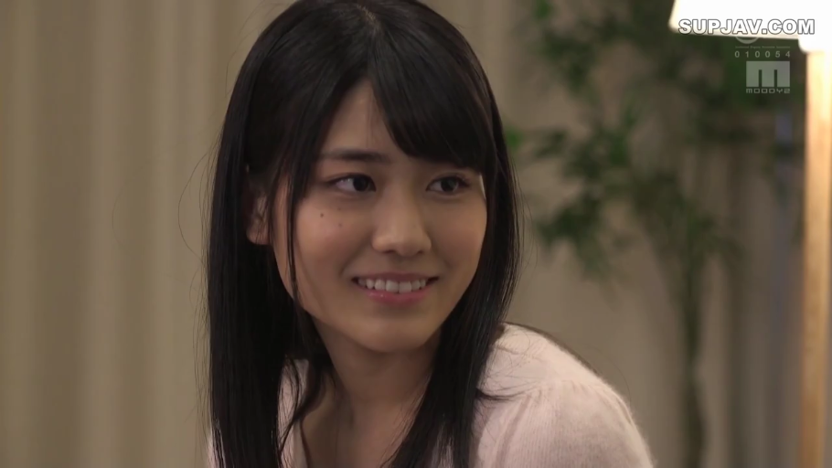 室内 · 坐姿 · 面部特写 · 粉色毛衣