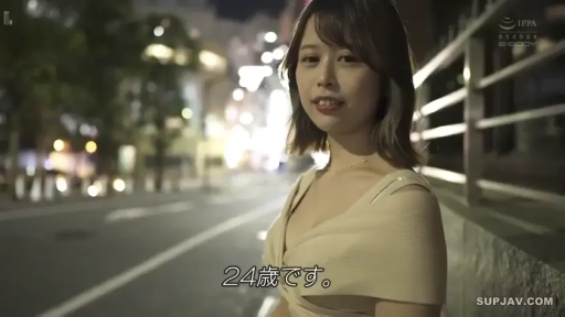 Standing Posture · Smile · Facing the camera · Guardrail · 上半身特写 · Night view · 低胸连衣裙 · 室外街景