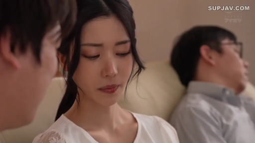 坐姿 · 沉思 · 委屈 · 脸部特写 · 沙发 · 白色蕾丝上衣 · 剧情 · 室内客厅