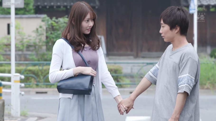 面对面 · 中景 · 微笑 · 白开衫 · 户外 · 牵手 · 剧情片 · 蓝色手提包