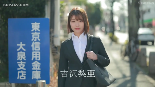 站立 · 微笑 · 半身 · ハンドバッグ · 行走 · 職場装 · 淑女 · 街头