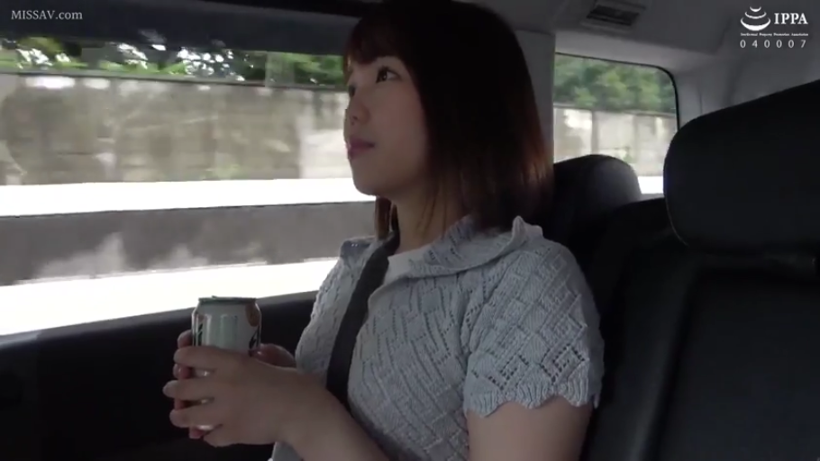 座り姿勢 · 中景 · 平静 · 日常 · グレー ニットセーター · 飲料缶 · 車の後部座席 · 手持易拉罐