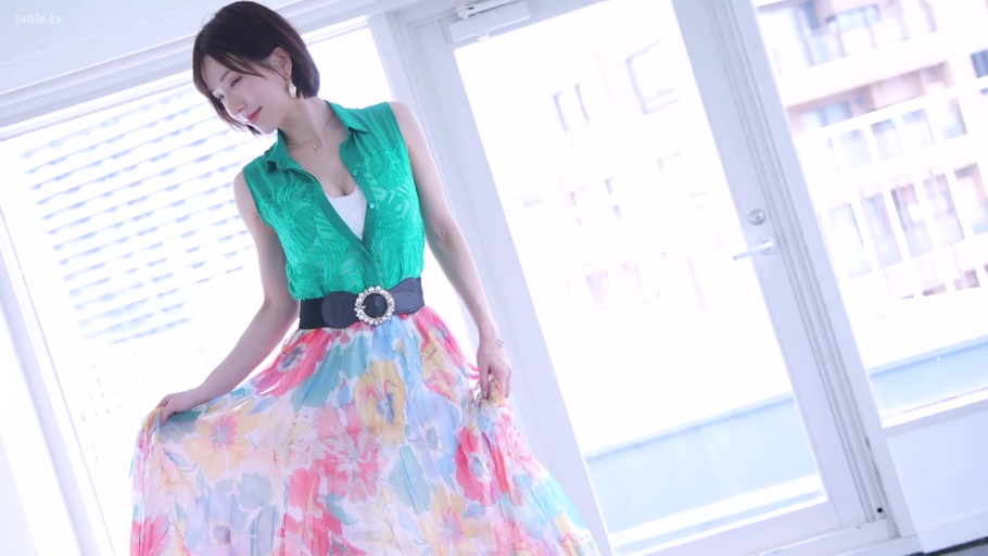 全身 · 站姿 · 耳坠 · 甜美微笑 · 室内窗边 · 提裙摆 · 花卉长裙