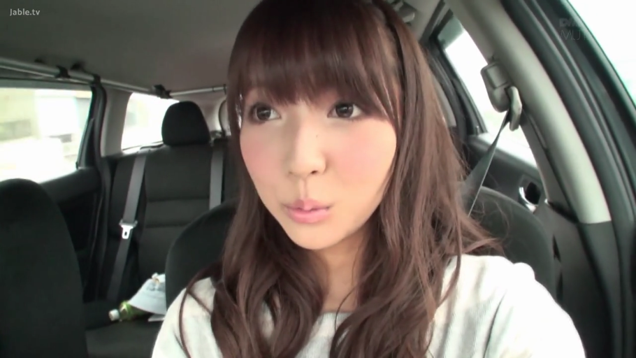 坐姿 · 自然 · 面部特写 · 车内 · 长发 · 休闲服 · 安全带 · 看着镜头