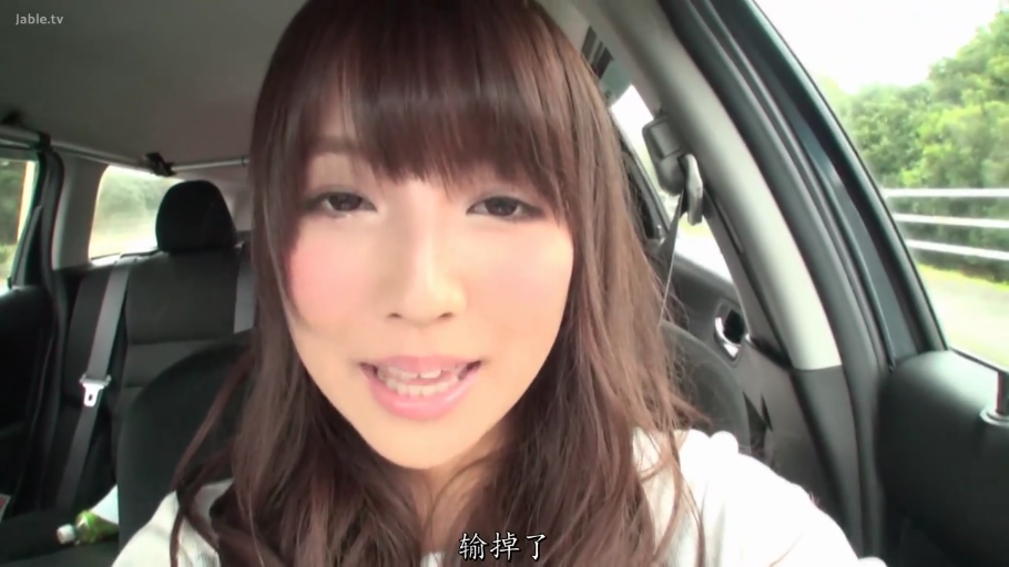 坐姿 · 脸部特写 · 微笑 · 白色上衣 · 车内 · 长发 · 说话 · 安全带