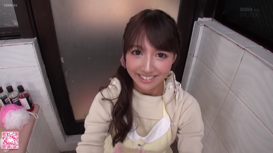 浴室 · 蹲姿 · 微笑 · 顔のクローズアップ · 对视 · POV视角 · 洗護用品 · 浅色卫衣