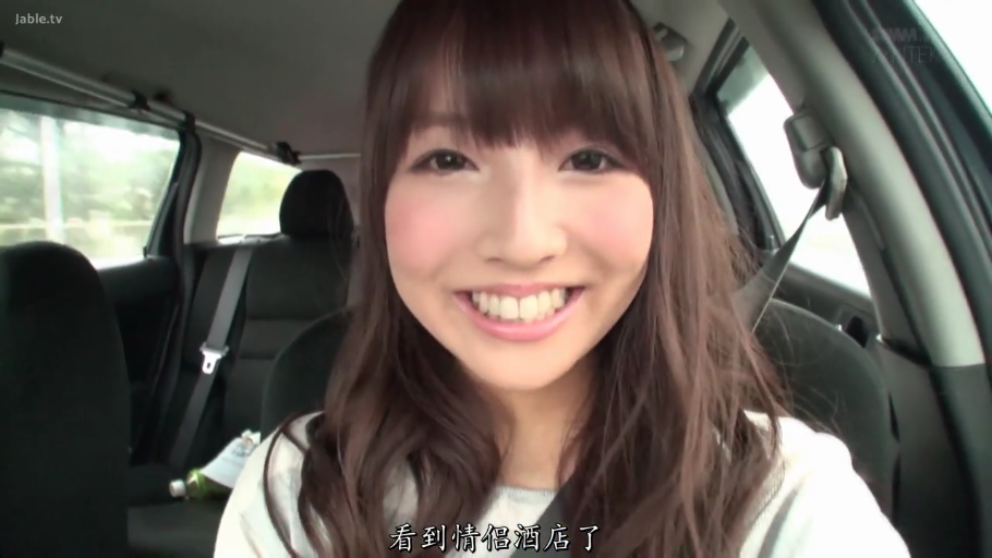 坐姿 · 脸部特写 · 面对镜头 · 休闲装 · 车内 · 笑容 · 安全带 · 齐刘海