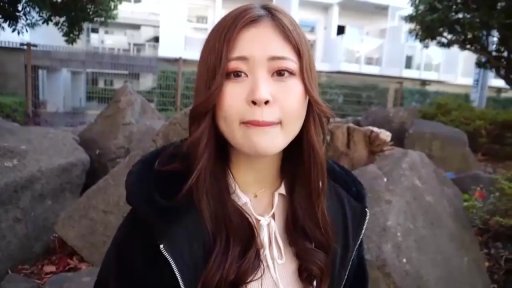 单人 · 面部 · 站立 · 自然 · 项链 · 户外 · 注视镜头 · 夹克