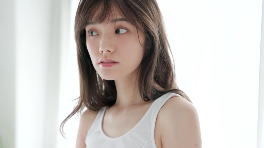 室內 · 臉部特寫 · 白色背心 · 注視 · 淡然 · 柔焦 · 侧过头