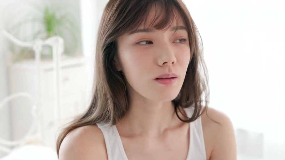 坐姿 · 憂鬱 · 臉部特寫 · 臥室 · 白色背心 · 凝视 · 长发