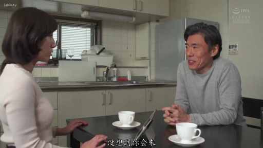 自然 · 厨房餐厅 · 咖啡杯 · 双人中景 · 剧情字幕 · 喝茶交谈 · 对面坐姿 · 居家针织衫