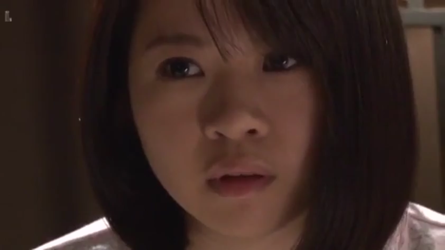 室内 · 顔部のクローズアップ · 注視 · ショートヘア · 正面 · 微张口 · 浅色衣服