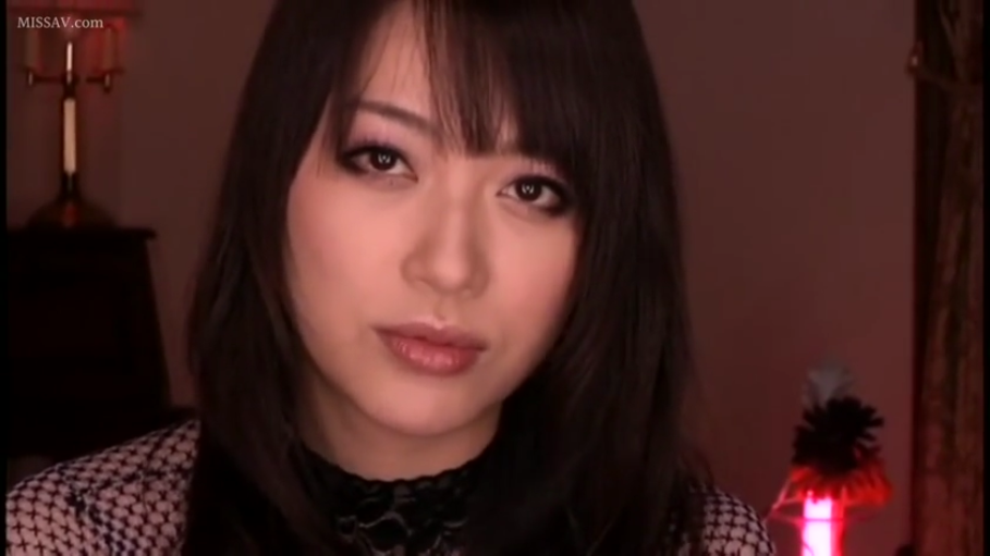站立 · 中景 · 平静 · 居家 · 厨房 · 围裙 · 上菜 · 碟子