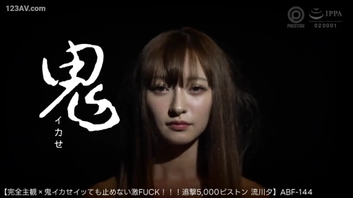 严肃 · 脸部特写 · 凝视 · 裸露 · 正面 · 影棚 · 封面