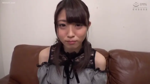 Indoor · Sitting Posture · 单人 · 平静 · Sofa · 面部特写 · Gaze · Off-the-shoulder top