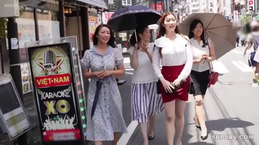 全景 · 微笑 · 连衣裙 · 聊天 · 熟女 · 行走 · 室外街道 · 遮阳伞