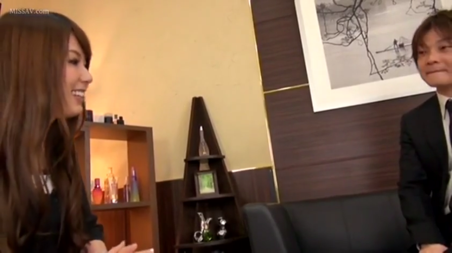 室内 · 坐姿 · 中景 · 沙发 · 微笑 · 对话 · 职业装