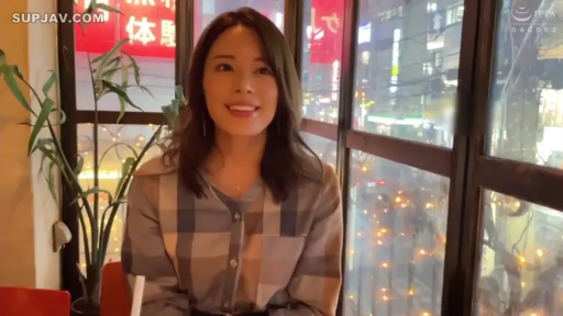 格子衬衫 · Sitting Posture · Conversation · Potted plant · Smile · 餐厅 · 半身像 · 都市夜景