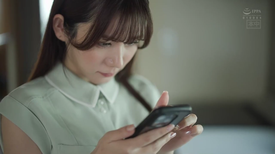 室内 · 頭を下げる · 集中 · 顔のクローズアップ · 长发 · スマートフォン · 使用手机 · 浅绿色无袖衬衫