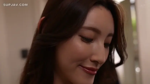 室内 · 脸部特写 · 微笑 · 注视 · 常服 · 侧头 · 女优特写