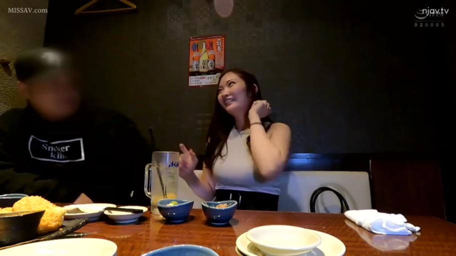 坐姿 · 交谈 · 微笑 · 餐厅 · 常服 · 日常 · 餐具