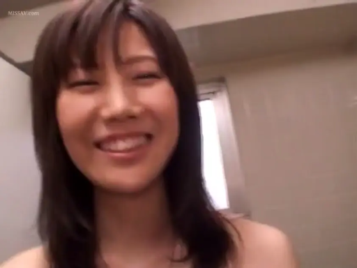 室内 · 愉悦 · 微笑 · 面部特写 · 生活化 · 正对镜头 · 裸露肩部