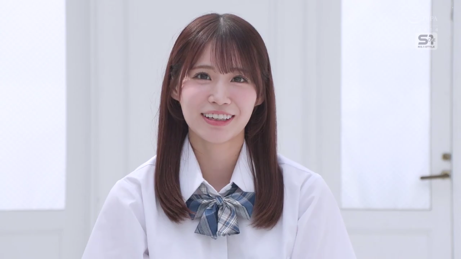 室内 · 微笑 · 面对镜头 · 半身特写 · JK制服 · 长发 · 正面