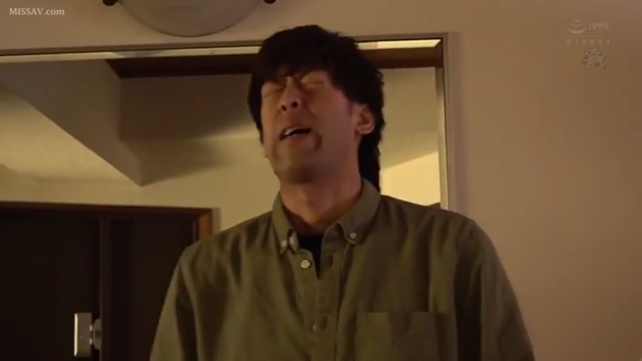 室内 · 站立 · シャツ · 是 · 昏暗照明 · 表情扭曲 · 高潮反应