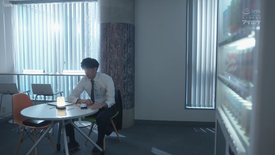 全景 · 疲惫 · 趴在桌上 · 休息室 · 睡觉 · 职业衬衫西裤 · 自动售货机 · 清晨