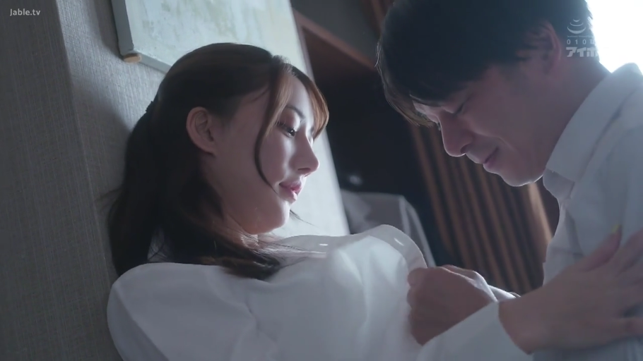 室内 · 俯身 · 迷离 · 白衬衫 · 半身 · 调情 · 日本AV