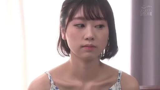 室內 · 坐姿 · 憂鬱 · 臉部特寫 · 凝视 · 短发 · 碎花吊带裙