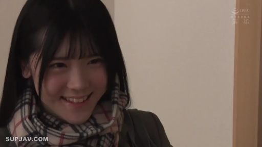 Indoor · Stand · Smile · 面部特写 · Eye contact · 黑发 · 格纹围巾