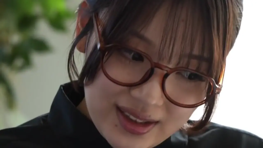 室內 · 面部特寫 · 黑色襯衫