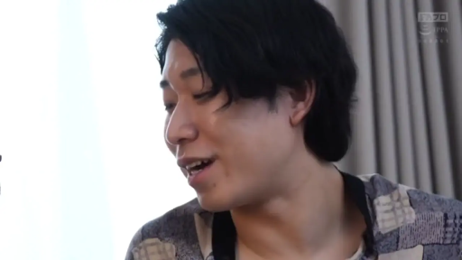 室內 · 低頭 · 眼鏡 · 臉部特寫 · 平靜 · 毛衣