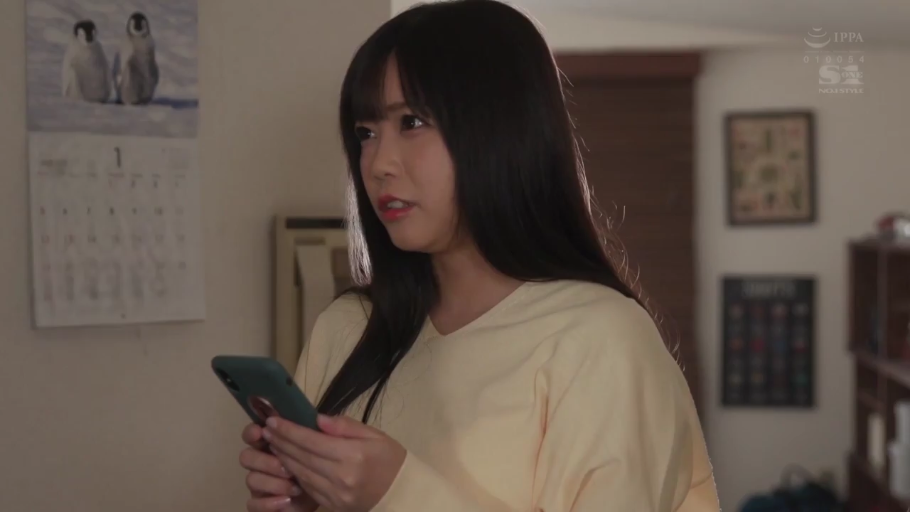 Indoor · Stand · Half-body · Looking at phone · 手机 · 疑惑 · 黑长直 · 淡黄色长袖