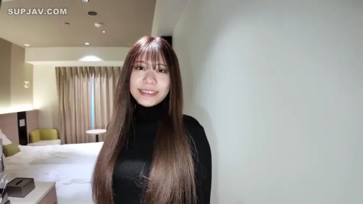 甜美 · 站立 · 酒店房间 · 半身特写 · 长发 · 对着镜头微笑 · 黑色高领毛衣