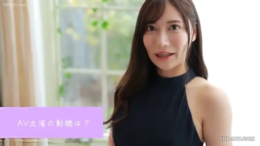 室内 · 自然 · 面部特写 · 熟女 · 访谈 · 正面 · 黑色挂脖上衣