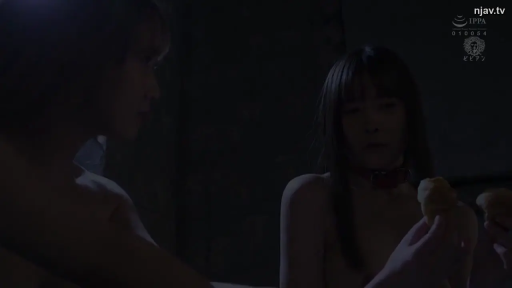 坐姿 · 红色项圈 · 上半身特写 · 平淡 · 昏暗室内 · 光线昏暗 · 手持食物 · 泡芙