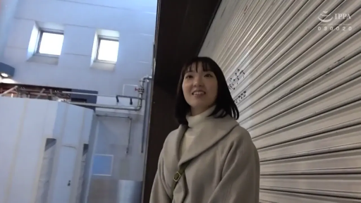 站立 · 中景 · 微笑 · 户外 · 风衣 · 卷帘门 · 全年龄 · 走访